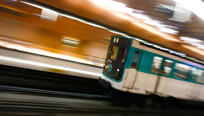 法国大巴黎区交通当局宣布，为因应2024年巴黎奥运期间大量观光客涌入导致公运成本大增，当地地铁票价调涨将进1倍。图为巴黎地铁工艺美术馆站月台一景。（资料照／路透）