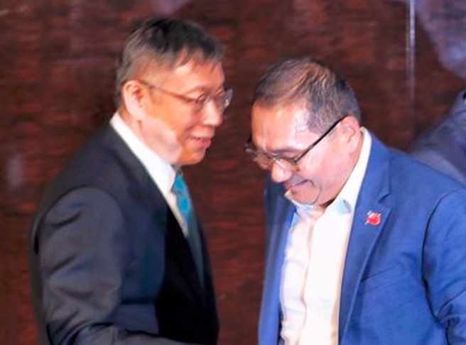 君悦风波让蓝白破局分道扬镳，但柯文哲(左)反倒失分重挫，侯友宜(右)民调暴升后势看好。（示意图／读者提供）