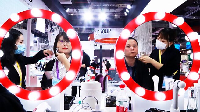 近年越南积极推动医疗产业发展，除了进口各种先进医疗设备，在网红艺人的推播助澜下，也带动医疗美容服务的需求。图／新华社