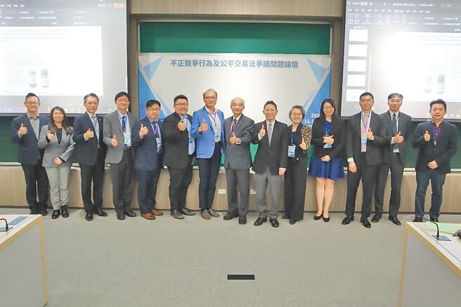 中原大学法学院助理教授蔡钟庆（左一）、东吴大学法学院教授胡博砚（左五起）、臺北大学法律系助理教授林季阳、臺湾大学法律学院特聘教授黄铭杰、臺湾大学法律学院教授李素华（左十起）、中央警察大学行政警察学系助理教授许丝捷、辅仁大学法律学院助理教授张陈弘（右一）等学者与出席专家合影。图／当代法律杂志提供