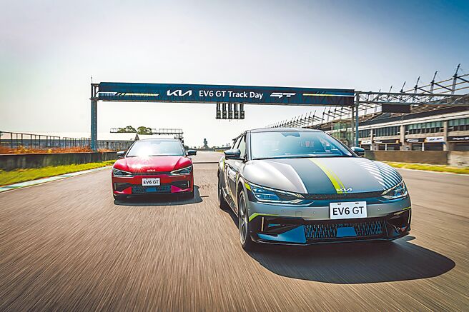 The Kia EV6 GT纯电性能跑旅，不仅荣获2023世界风云车年度性能车大奖，更创下大鹏湾国际赛道1分58秒7单圈纪录。图／业者提供