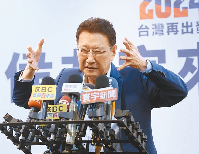 国民党副总统参选人赵少康27日接受媒体採访，面对绿营的攻击，赵少康直言「我真的很怕」，不过他认为民进党不外乎就是抹黑、抹红、抹黄。（陈君玮摄）