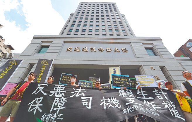 全国汽车驾驶人权益联盟27日喊话交通部重新修法，若不出面处理，12月发动到民进党中央抗议，且明年1月13日选举投票日罢工。（本报资料照片）