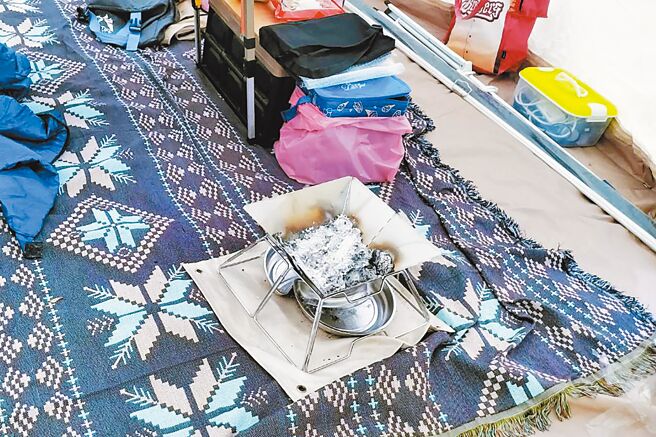 桃園市羅姓婦人帶雙胞胎女兒露營，將焚火台拿到帳篷內燒木炭取暖，造成一氧化碳中毒，1死2傷憾事。（新竹縣消防局提供／羅浚濱新竹傳真）