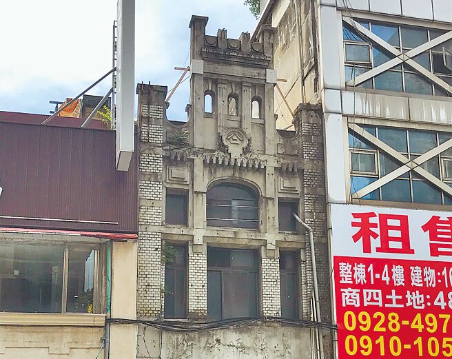 台北市中正区衡阳路92号店屋是日据时期兴建、有仿西洋风格装饰元素的建筑，此处经营过和洋杂货店「奥野商店」，商号标志至今仍高挂牌楼中央。（台北市文化局提供／蔡佩珈台北传真）