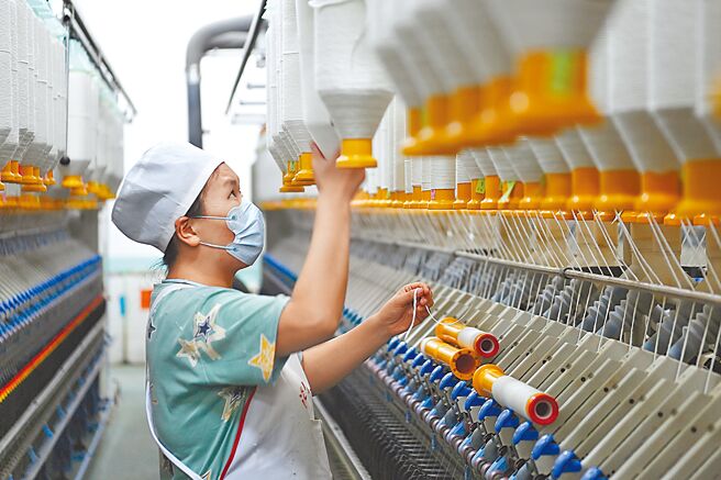 中國人民銀行等8部門聯合發布「助力民營經濟發展通知」，共25條措施。圖為工人在紡紗生產線上作業。（新華社）