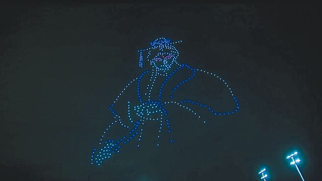 素还真26日晚间以特殊形式跃上艋舺夜空。（摘自艋舺青山宫灵安尊王脸书）