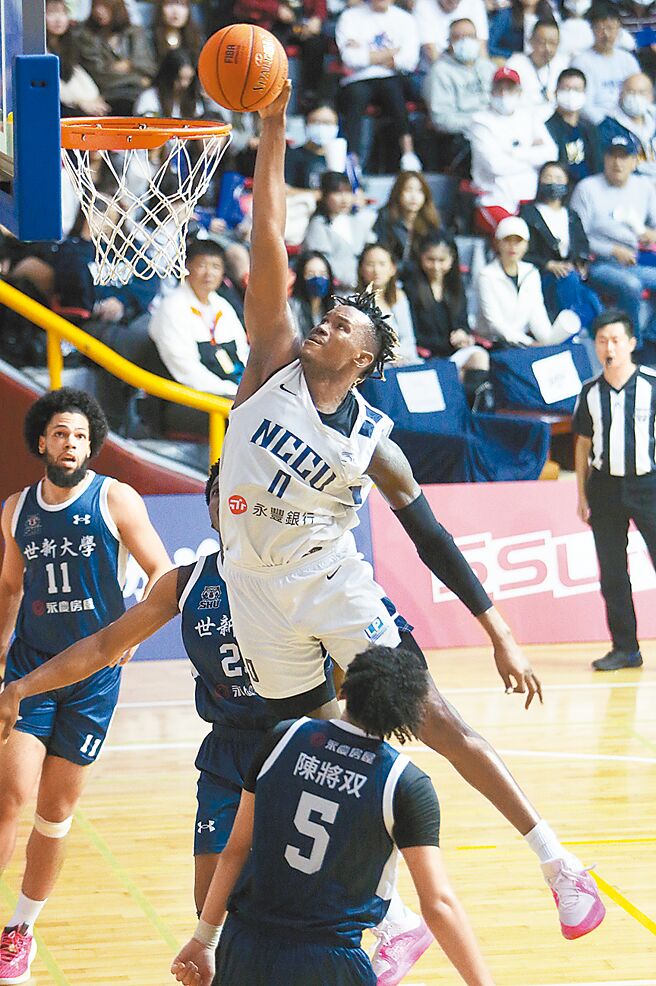 政大外籍生莫巴耶（中）飞身准备单手爆扣篮框。（陈怡诚摄）