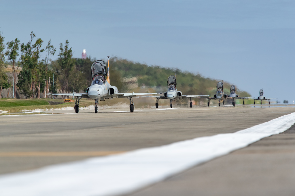 F-5戰機地面列隊滑行。(空軍提供)