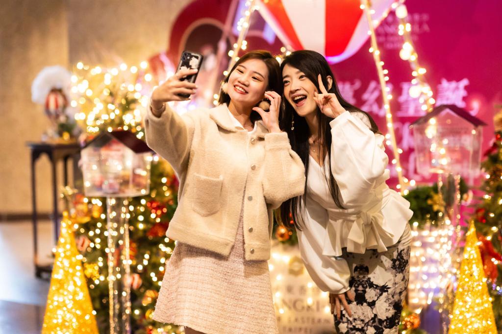 台北遠東香格里拉每年繽紛的耶誕布置都吸引許多賓客來拍照留念。（台北遠東香格里拉提供）