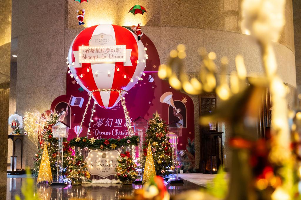 台北遠東香格里拉的大廳有高達3.6米的香格里拉夢幻號熱氣球。（台北遠東香格里拉提供）