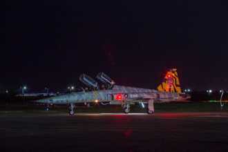 再見了老虎！F-5型戰機結束45年來最後一次夜航  今畢業飛行展演