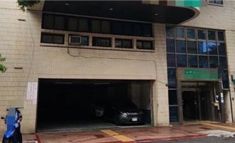 高雄離奇墜樓！男疑身體不適    區公所9樓摔落1樓管道間