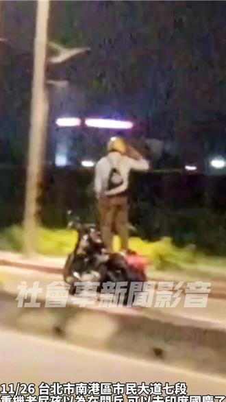 仿印度閱兵？老屁孩站上行駛重機行注目禮