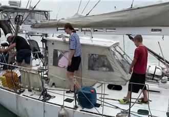 駕帆船逃戰火 烏克蘭1家3口比「YA」讚台友善