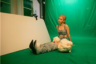 正妹歌手為MV狂瘦20公斤 穿中空裝露纖腰被封R＆B小辣椒