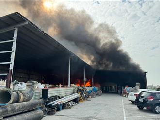 台南安定廢棄物堆置場起火 濃煙直竄天際