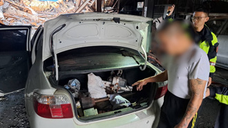 工厂遭火噬后还遇小偷 可恶男子偷铁还藏毒