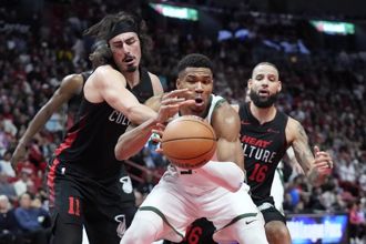 NBA》公鹿雙星砍65分滅熱火  晉季中錦標賽8強