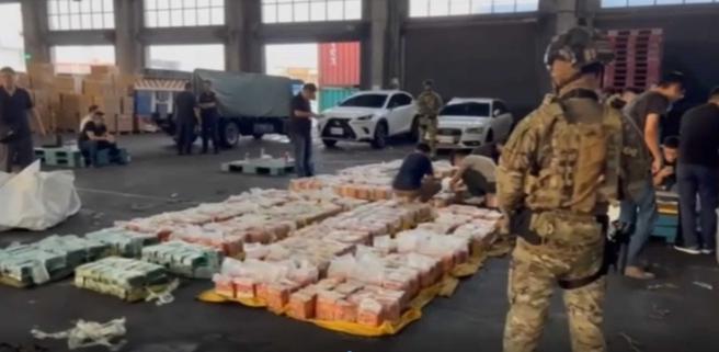 检警总计查获1.32公吨安毒和K他命，为史上最大宗安毒案，由于毒品数量太大，紧急调派除暴特勤队南下镇守。（图／翻摄照片）