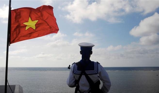 一名越南士兵在南海南沙群島的Thuyen Chai（柏礁）島上站崗。（路透）