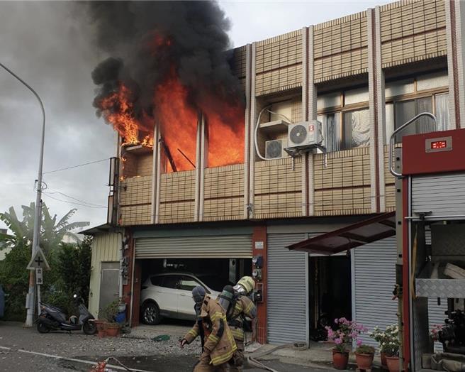 台南市学甲区民族路1处2层楼民宅29日早上7点多惊传失火，2楼火势猛烈。（读者提供／张毓翎台南传真）