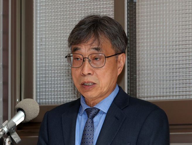 立法院经济委员会29日继续审查113年度中央政府总预算案附属单位预算关于农业部主管非营业部分，列席的农业部代理部长陈骏季（图）于会前受访。（刘宗龙摄）