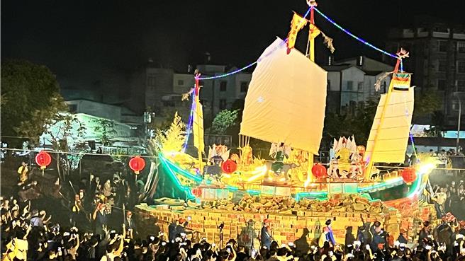 烧王船仪式于凌晨2点展开时，现场早已涌入大批信眾，一同等待烧王船、送王的重要时刻。（张毓翎摄）