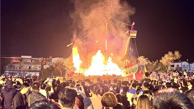 凌晨2点50分王船开始冒出火光及白烟，熊熊火舌迅速吞没整个船身。（张毓翎摄）