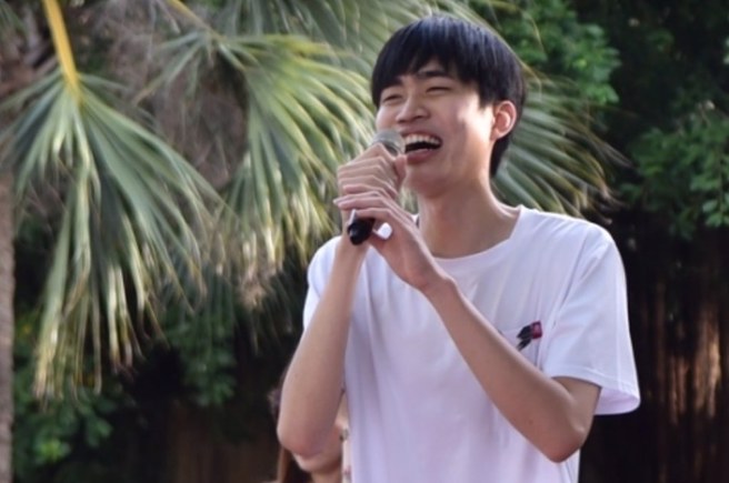 曾參加《超級紅人榜》的20歲歌手柯辰勳驟逝，得年20歲，死因初判為心血管疾病。（圖／取自臉書「大家好！我是柯辰勳」）