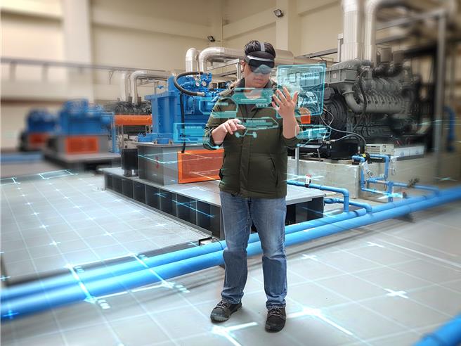 MR就如同钢铁人的头盔， 头盔上会显示敌人的相关资讯，除应用在下水道管线维护，亦用于抽水站新进人员教育训练上，利用虚实整合达到远方控制，进而提升训练效果。（新北市水利局提供）