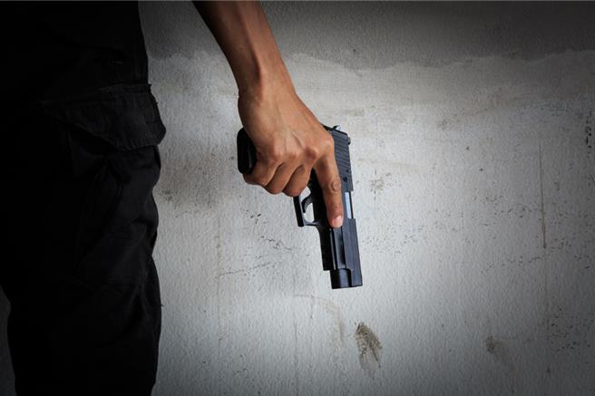 配票谈不拢炸鸡店前嚣张对空鸣枪 区代表会主席被诉（示意图／shutterstock达志影像）