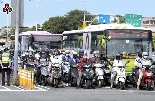 台北市長蔣萬安自今年1月17日成立內科交通改善跨局處府級專案小組，民進黨議員何孟樺發現，增加見警率但內科整體事故量不減反升，許多路段行駛速率持續下降，YouBike週轉率過低等。她批評，改善內科交通不要只是說說而已，北市府不要因為小數據改善而沾沾自喜。蔣萬安回應，持續檢討、滾動式調整。（本報資料照片）