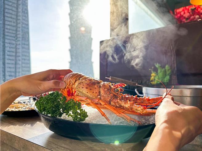 新马辣经典麻辣锅Plus＋远百信义A13店提供跨年两方案，选VVIP区可独享窗景指定座位，仅16席名额，每位2980元＋10％，还可享用「加勒比海大龙虾半只」。（马辣集团提供／朱世凯台北传真）