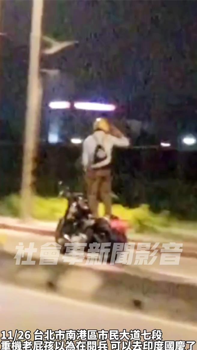网路流传重机骑士站在车上耍特技的影片，警方将依法开罚。（警方提供）