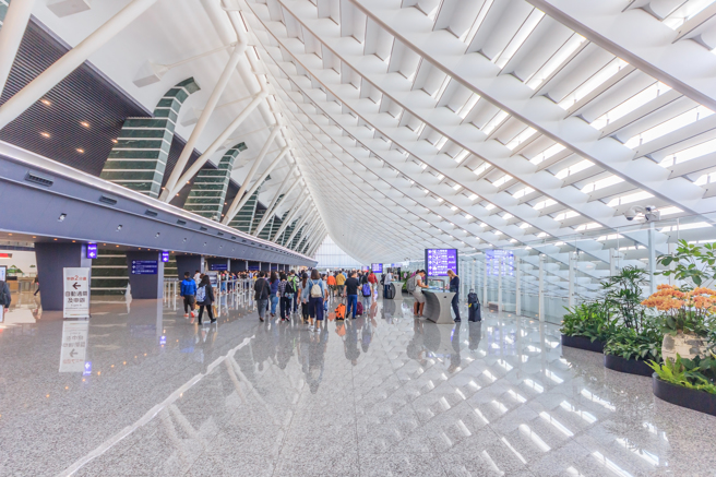 疫情解封之际，台湾桃园国际机场距离首都台北较近，不仅是台湾国际航空枢纽，也是外国旅客来台首选入境机场。（图／Shutterstock）