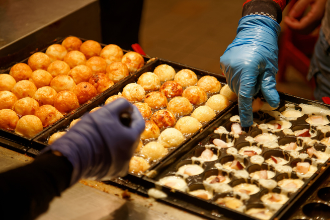 彰化斗六一名男子发现夜市卖章鱼烧的老板，开宾士顶级车，要价544万，儿子开的BMW M3也要515万，让他超级震惊。（图／示意图，达志影像）