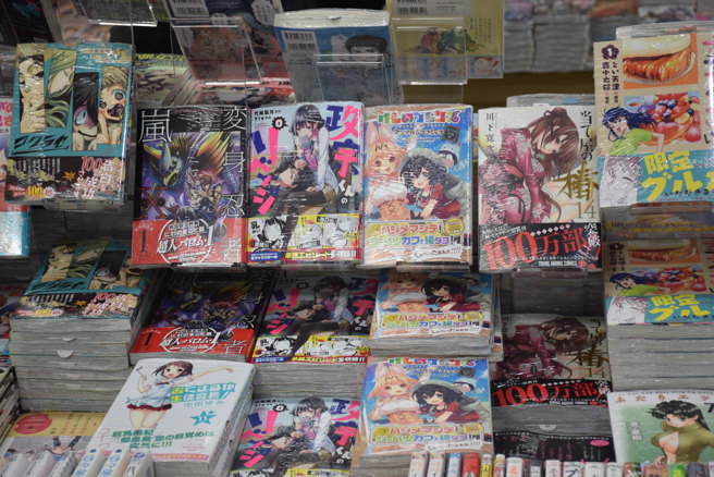 日本雙人組合YOASOBI將在12月首度來台，組合以將小說與漫畫音樂化而聞名，每當有新歌公布總能攻佔各大音樂榜。圖為日漫、小說示意圖，與本文無關。（圖／Shutterstock）