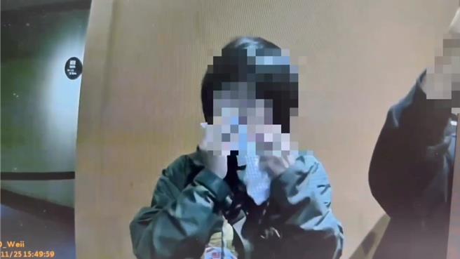 陈女向警方哭诉遭男子攻击的经过。（翻摄照片／林郁平台北传真）