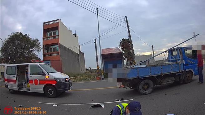 嘉義縣六腳鄉六斗村六斗尾附近，29日上午8點多發生小貨車與機車碰撞事故，機車騎士傷重不治。（嘉縣消防局提供／呂妍庭嘉義傳真）