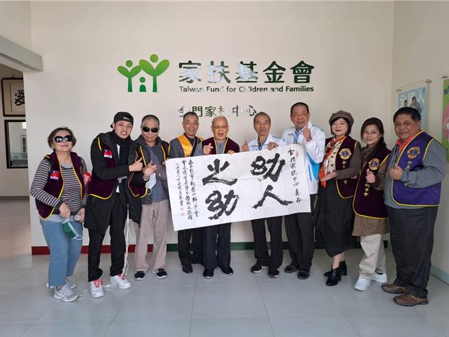 早年曾在中正國小擔任12年校長的陳坤乾(左五)，贈送個人親筆落款的書法墨寶一幀，藉以表達對家扶中心扶幼工作上的努力和成果的認同。（圖／金門家扶中心提供）