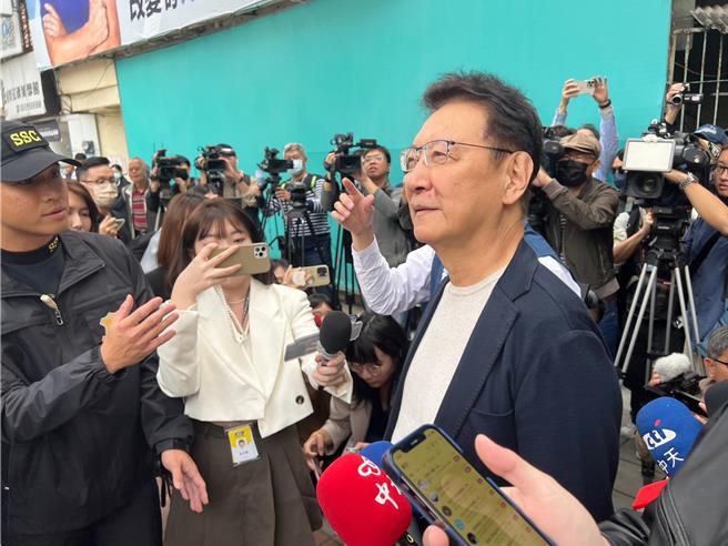 赵少康指赖清德的新文宣是拍选民马屁。（王扬杰摄）