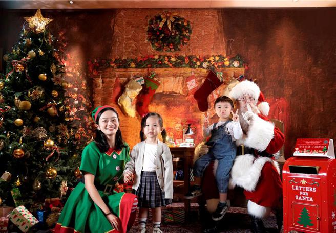 君品酒店打造圣诞角落，邀大人小孩一同与圣诞老人合照，留下独特的圣诞回忆。图／云朗观光集团提供