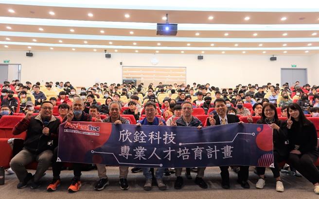 金門大學與半導體測試廠欣銓科技公司產學合作，透過一系列專業人才培訓計畫及活動，為金大學生提供更貼近產業的實習機會。(圖／金門大學提供)