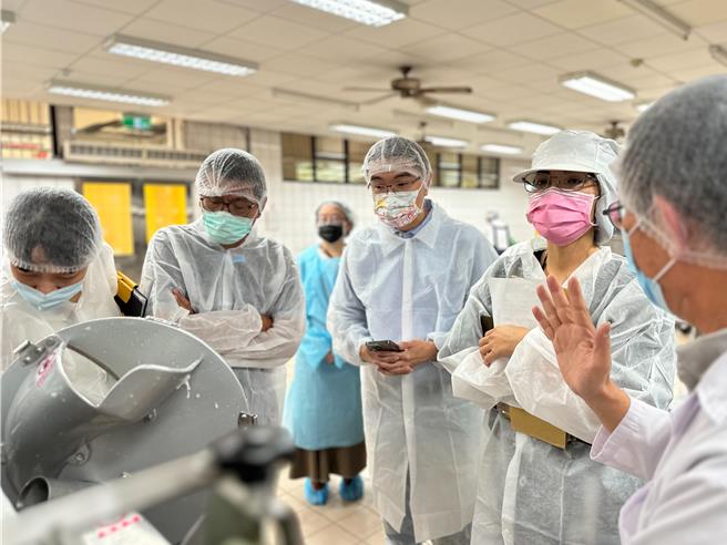 基隆市议会27日三读通过市府提案的「基隆市学校午餐自治条例」，对未达营养师设置标准的学校，採跨校联合聘用营养师，更对供应厂商明订罚则。市长谢国梁（右三）表示，感谢议会支持通过条例，将让学校营养午餐有专业与法规把关。图为谢国梁视察学校营养午餐厨房情形。（基隆市政府提供／徐佑升基隆传真）