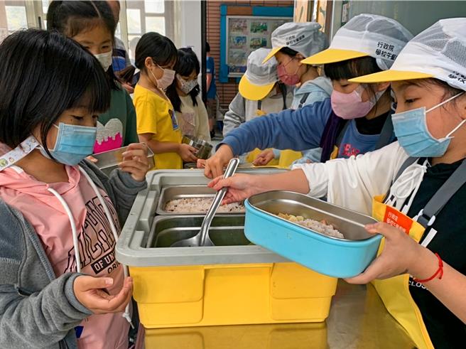 基隆市议会27日三读通过市府提案的「基隆市学校午餐自治条例」，对未达营养师设置标准的学校，採跨校联合聘用营养师，更对供应厂商明订罚则。图为学童取用营养午餐之情形。（基隆市政府提供／徐佑升基隆传真）