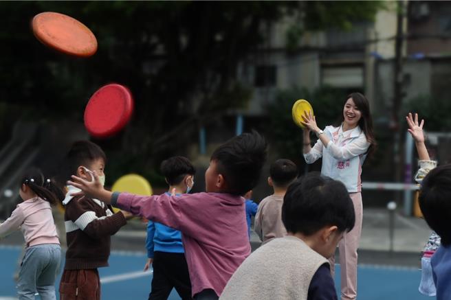 基隆市议会27日三读通过市府提案的「基隆市学校午餐自治条例」，对未达营养师设置标准的学校，採跨校联合聘用营养师，更对供应厂商明订罚则。对此身为营养师的市议员许睿慈（后排右一）表示肯定，也希望市府能落实法规内容，提供校园更完善的供餐环境与营养教育。（许睿慈办公室提供／徐佑升基隆传真）