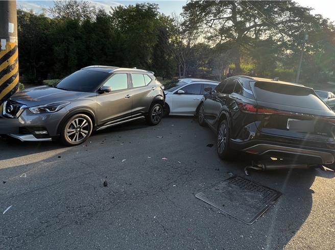 彰化市中兴路与宝山路口28日发生逆向行驶车祸，孙姓男子疑因血糖低造成意识不清，驾车逆向撞击路旁2辆自小客车。（民眾提供／孙英哲彰化传真）