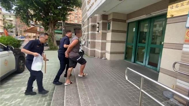 汐止警方在桃园新屋某汽车旅馆逮捕4名嫌犯到案。（警方提供）