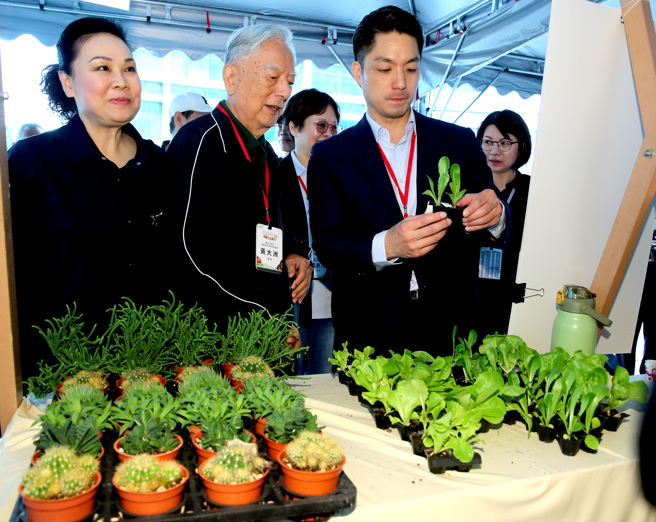台北市长蒋万安（右）29日出席112年度田园城市建置成果竞赛颁奖典礼暨成果发表会，偕同前台北市长黄大洲（中）参观成果展，了解各城市田园生产的有机蔬菜及盆栽。 （郑任南摄）